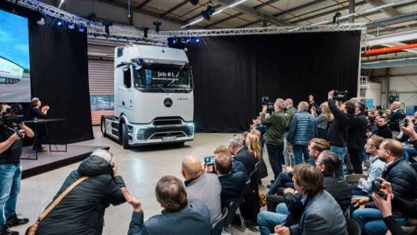 Daimler Truck feiert Serienstart des Mercedes-Benz eActros 600 für den Fernverkehr in Wörth. Eine Halle mit Journalist*innen die den neuen eActros fotografieren.