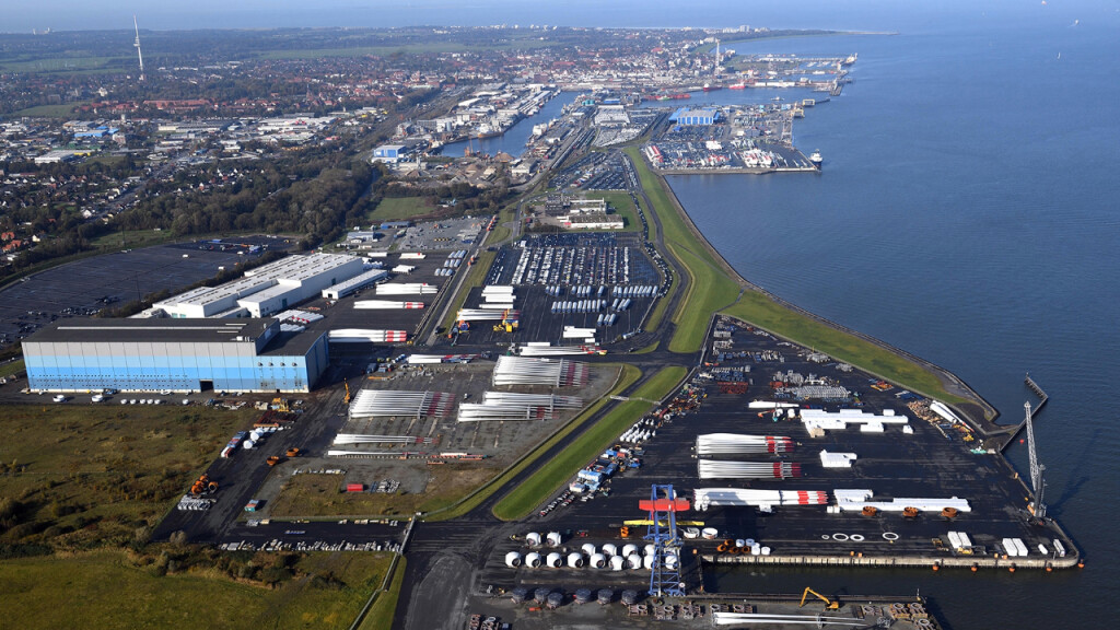 nports: Luftaufnahme vom Hafen in Cuxhafen
