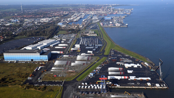 nports: Luftaufnahme vom Hafen in Cuxhafen