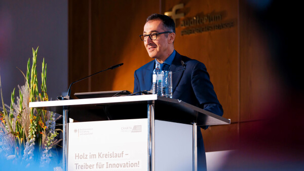 Cem Özdemir, Bundesminister für Ernährung und Landwirtschaft, hinter einem Rednerpult.