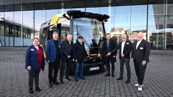Verkehrsminister Hermann (Mitte) verkündete die Verlängerung des Verbundprojekts RABus: Friedrichshafener können autonome Shuttles bis Mitte 2025 nutzen.