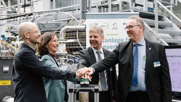 Offizielle Inbetriebnahme der neuen Forschungsanlage für erneuerbares Methan: Philipp Knötig, Karin Naumann (Projektleitung), Dr. Sven Halldorn (BMDV), Prof. Dr. Michael Nelles (Wiss. Geschäftsführer DBFZ), v.l.n.r.