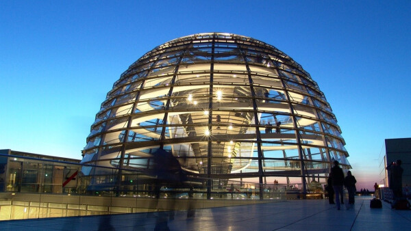 Leuchtende Reichstagskuppel im Sonnenuntergang