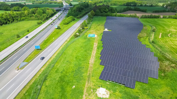 Freiflächensolarpark neben einer Bundesstraße