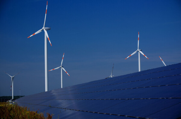 In den zurückliegenden zwei Jahrzehnten sind Sonne und Wind zu den wichtigen Energiequellen in Mecklenburg-Vorpommern geworden. (Illustration)