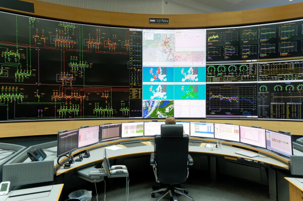 Amprion ist zusammen mit dem Übertragungsnetzbetreiber Swissgrid für die Überwachung der Netzfrequenz in Europa zuständig.
