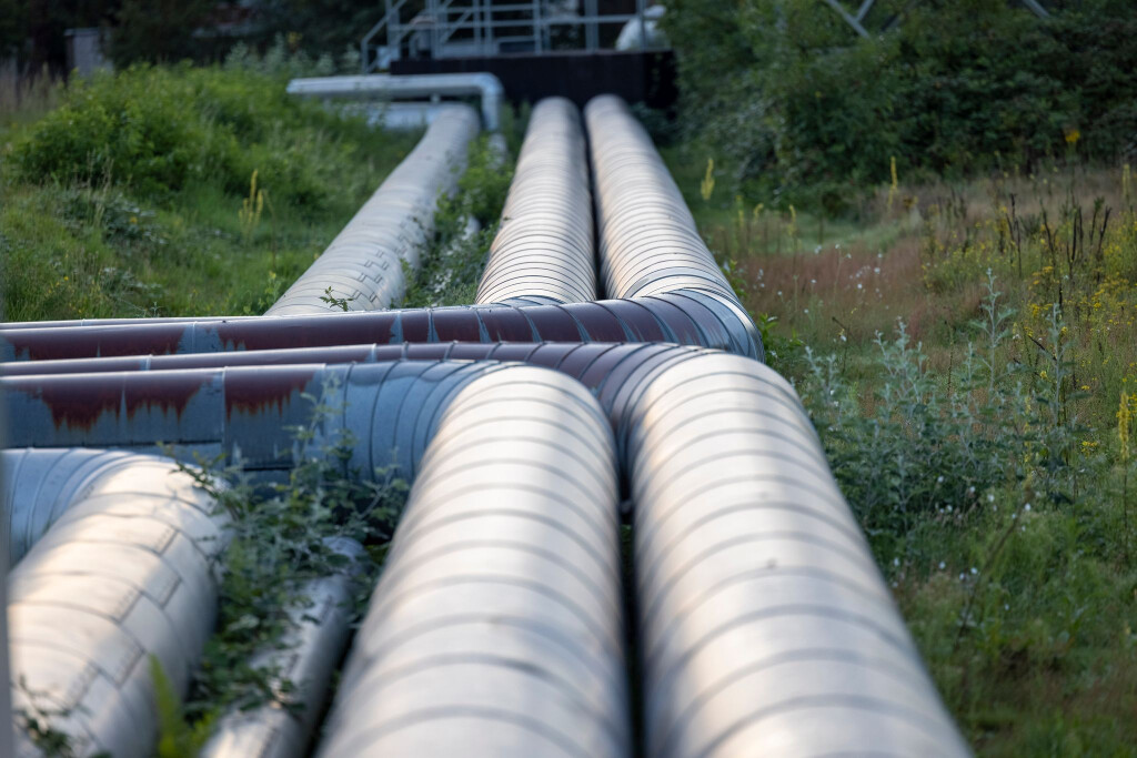Europas größte Flusswärmepumpe soll in Köln am Rhein entstehen. Dem Rheinwasser entnommene Wärme wird ins Fernwärmenetz der Stadt eingespeist. 2027 soll die Anlage in Betrieb genommen werden.