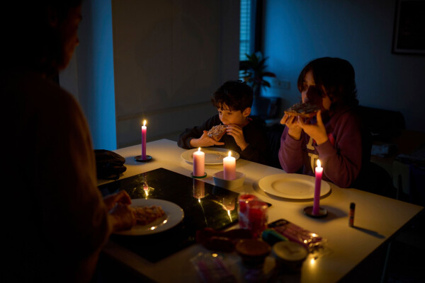 Nach dem weitreichenden Blackout normalisiert sich die Lage in Spanien und Portugal allmählich - aber einige Haushalte sind noch immer im Dunklen.