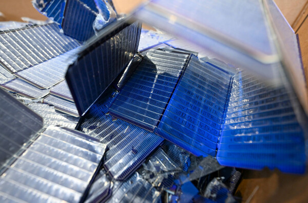 Beim Austausch von Solarmodulen fallen große Mengen an Abfall an - in Magdeburg sollen diese künftig wiederverwendet werden. (Symbolbild)