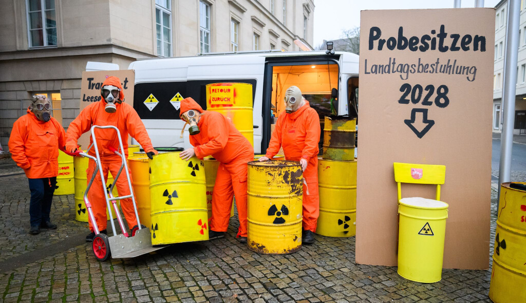 Demonstranten der Bürgerinitiative Strahlenschutz Leese stehen mit künstlichen Atommüllfässern vor dem niedersächsischen Landtag.