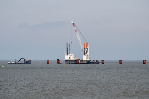 Mitten in der Jade wurde ein Anleger für das zweite schwimmende LNG-Terminal in Wilhelmshaven gebaut - das Spezialschiff «Excelsior» soll nun anlegen. (Archivbild)