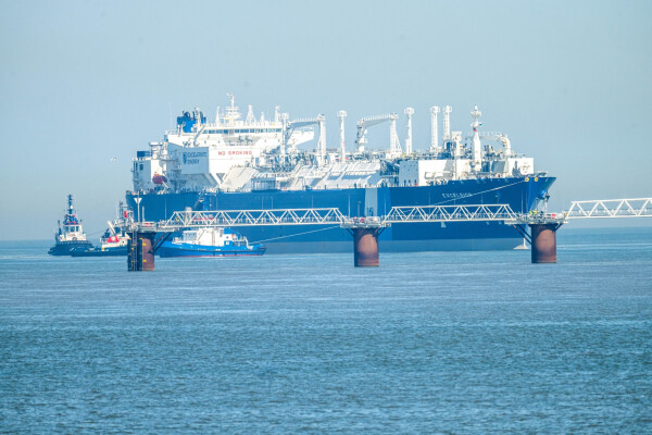 Das Spezialschiff «Excelsior» soll nach seiner Ankunft als Teil des zweiten schwimmenden LNG-Terminals in Wilhelmshaven in einen Testbetrieb gehen.