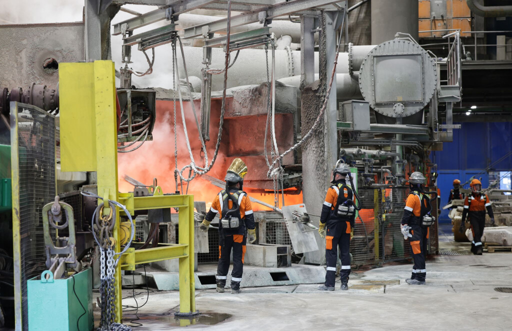 Industriewärme aus der Aurubis-Kupferhütte soll Hamburger Wohnungen heizen. (Archivbild)