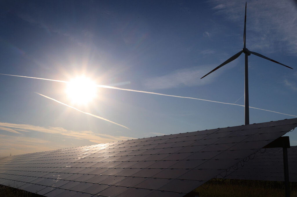 Wind und Sonne als wichtige Energiequellen: Rekord für Ökostromproduktion in Deutschland (Archivbild)